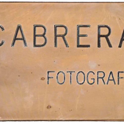 OLD CAMERA WITH BELLOWS OF CARLOS CABRERA, LATE 19TH EARLY 20TH CENTURY. 橡木相机安装在&hellip;