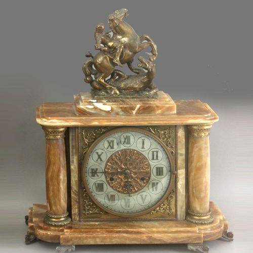 Null Reloj de sobremesa siglo XX. Caja en ágata tallada rematada por figura de S&hellip;