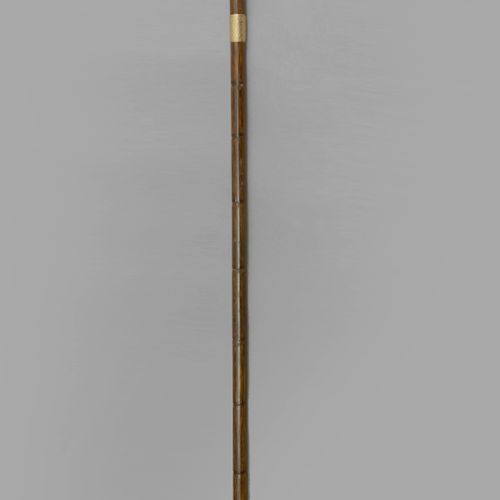 Null Bastón siglo XX. En madera de caña con detalles en metal dorado, 88 cm. Lon&hellip;