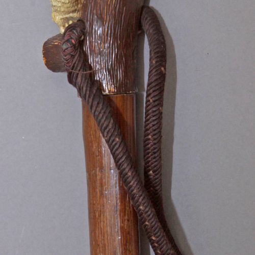 Null Bastón siglo XX. Caña en madera nudosa y empuñadura en plástico representan&hellip;