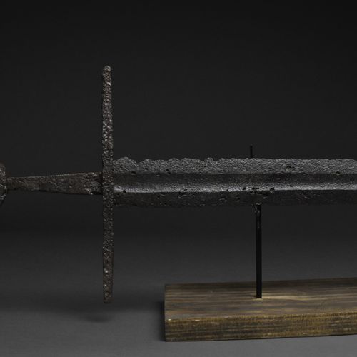 MEDIEVAL CRUSADERS KNIGHTS IRON SWORD 约。公元1050-1350年。

一把漂亮的骑士剑。鞍座是圆形的，中间有一个小的圆形&hellip;