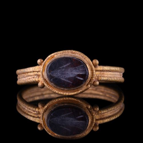 ROMAN GOLD RING WITH FISH INTAGLIO Ca. 100-300 AD.

Bague en or avec une bande à&hellip;