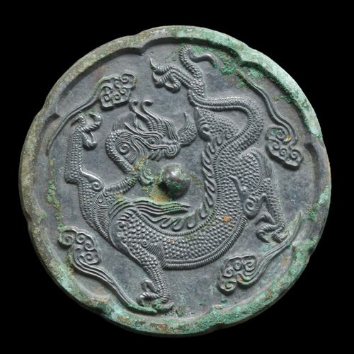 CHINESE TANG DYNASTY BRONZE MIRROR WITH DRAGON Ca. 618-907 N. CHR.

Runder Bronz&hellip;