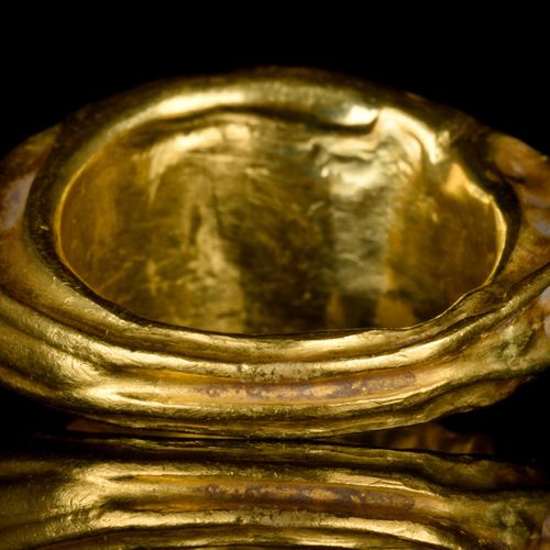 ROMAN GOLD AND GARNET INTAGLIO RING WITH DIANA Ca. 100-300 N. CHR.

Ein tragbare&hellip;