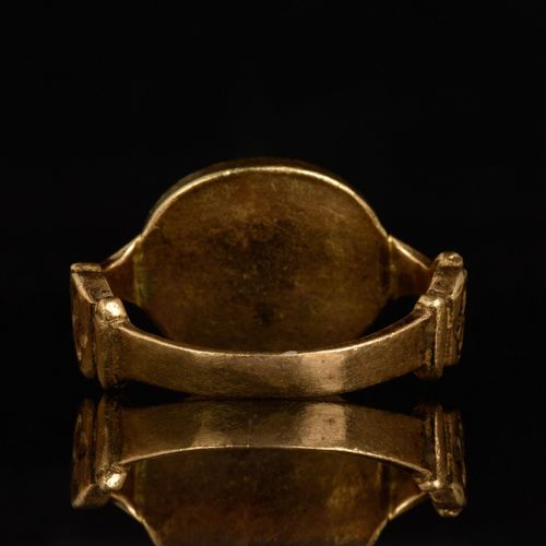 ROMAN EAGLE BANDED AGATE GOLD RING Ca. 100-200 N. CHR.

Goldring mit ovalem, geb&hellip;