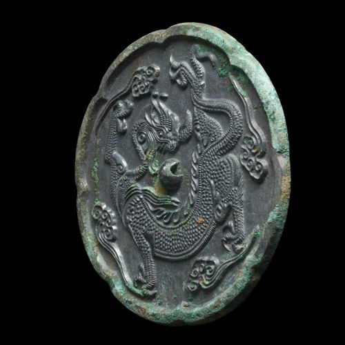 CHINESE TANG DYNASTY BRONZE MIRROR WITH DRAGON Ca.公元618-907年。

一面是圆形的铜镜，一面是有裂纹的凹&hellip;