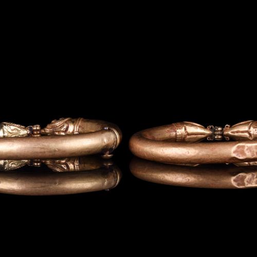 PAIR OF ACHAEMENID GOLD SNAKE BRACELETS 约。公元前500年。

一对美丽的铰链式手镯由金片形成的空心柄制成。每个手镯都有&hellip;