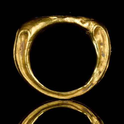 ROMAN GOLD AND GARNET INTAGLIO RING WITH DIANA 约。公元100-300年。

一枚可佩戴的金戒指，椭圆环在肩部加宽&hellip;