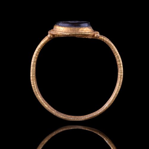 ROMAN GOLD RING WITH FISH INTAGLIO Ca. 100-300 D.C.

Anillo de oro con banda de &hellip;