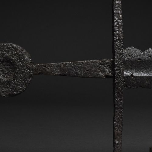 MEDIEVAL CRUSADERS KNIGHTS IRON SWORD 约。公元1050-1350年。

一把漂亮的骑士剑。鞍座是圆形的，中间有一个小的圆形&hellip;