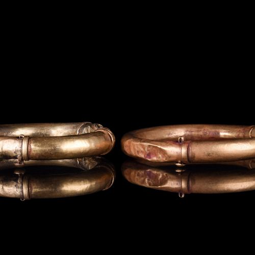 PAIR OF ACHAEMENID GOLD SNAKE BRACELETS Ca. 500 BC.

A beautiful pair of hinged &hellip;