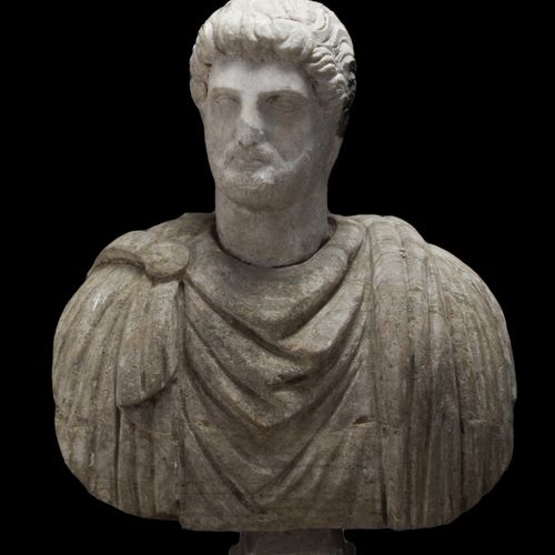 MARBLE BUST OF EMPEROR HADRIAN Ca. 200 d.C. (testa) / Ca. 1800 d.C. (Busto).

Te&hellip;