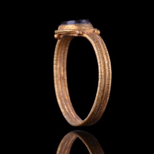 ROMAN GOLD RING WITH FISH INTAGLIO 约。公元100-300年。

一枚金指环，有一个双槽的带子和一个应用边框单元，上面镶嵌着一&hellip;