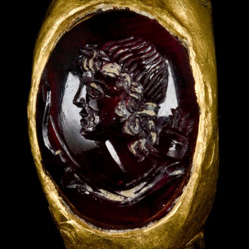ROMAN GOLD AND GARNET INTAGLIO RING WITH DIANA Ca. 100-300 D.C.

Anillo de oro p&hellip;