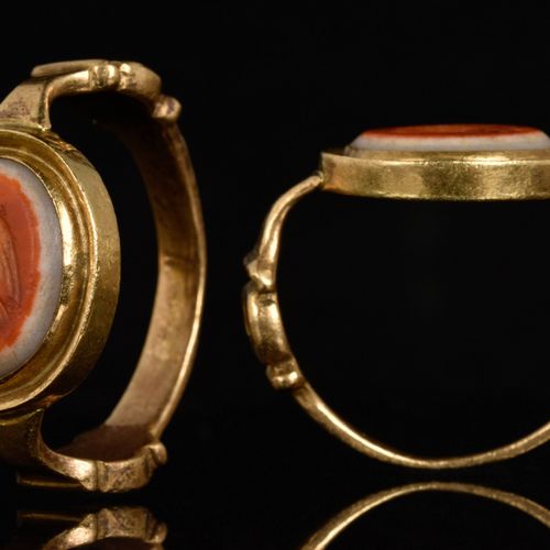 ROMAN EAGLE BANDED AGATE GOLD RING Ca. 100-200 AD.

A gold ring with oval banded&hellip;