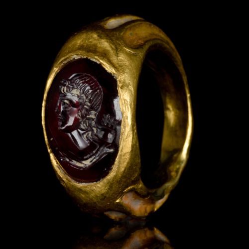 ROMAN GOLD AND GARNET INTAGLIO RING WITH DIANA Ca. 100-300 N. CHR.

Ein tragbare&hellip;