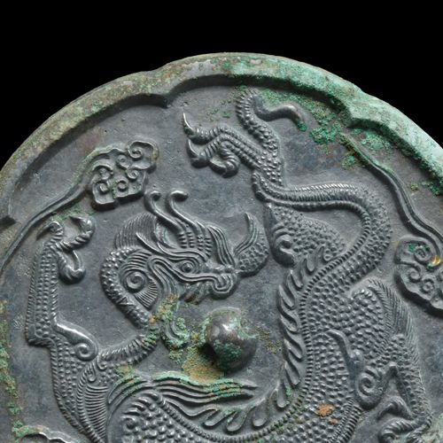 CHINESE TANG DYNASTY BRONZE MIRROR WITH DRAGON Ca. 618-907 N. CHR.

Runder Bronz&hellip;