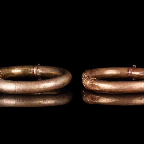PAIR OF ACHAEMENID GOLD SNAKE BRACELETS 约。公元前500年。

一对美丽的铰链式手镯由金片形成的空心柄制成。每个手镯都有&hellip;