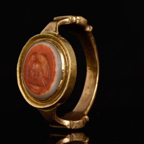ROMAN EAGLE BANDED AGATE GOLD RING Ca. 100-200 AD.

Une bague en or avec une aga&hellip;
