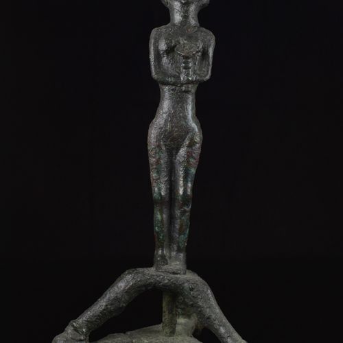 SYRO-PHOENICIAN BRONZE TRIPOD STAND WITH A NUDE FEMALE 约。公元前700-600年。

一个由三只蹄子组成&hellip;