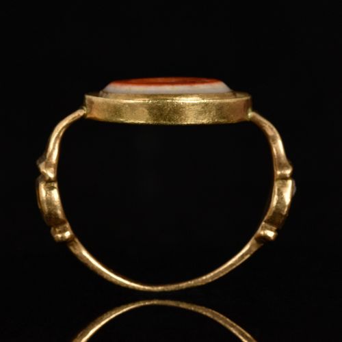 ROMAN EAGLE BANDED AGATE GOLD RING Ca. 100-200 AD.

A gold ring with oval banded&hellip;