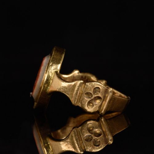 ROMAN EAGLE BANDED AGATE GOLD RING Ca. 100-200 N. CHR.

Goldring mit ovalem, geb&hellip;