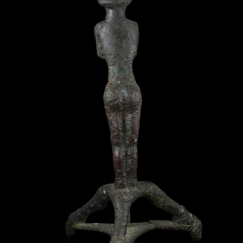 SYRO-PHOENICIAN BRONZE TRIPOD STAND WITH A NUDE FEMALE 约。公元前700-600年。

一个由三只蹄子组成&hellip;