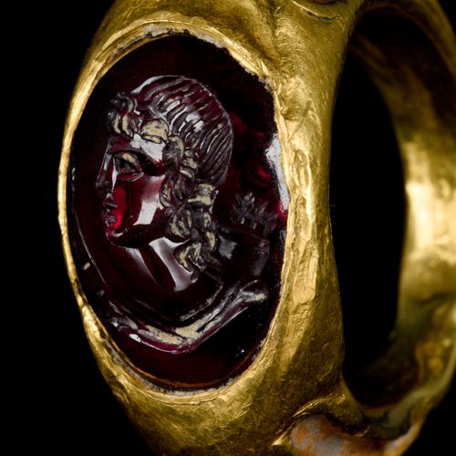 ROMAN GOLD AND GARNET INTAGLIO RING WITH DIANA 约。公元100-300年。

一枚可佩戴的金戒指，椭圆环在肩部加宽&hellip;