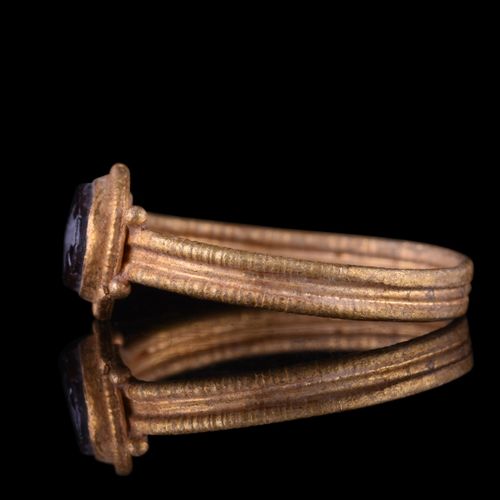 ROMAN GOLD RING WITH FISH INTAGLIO Ca. 100-300 N. CHR.

Goldener Fingerring mit &hellip;
