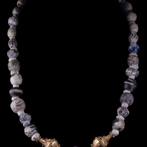 ROMAN GOLD AND MOSAIC BEADS NECKLACE 约。公元100-300年。

一条可爱的可佩戴的项链，由多颗玻璃珠组成，有Millef&hellip;