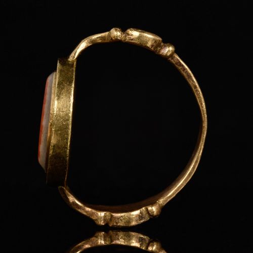 ROMAN EAGLE BANDED AGATE GOLD RING 约。公元100-200年。

一枚带有椭圆形带状玛瑙宝石的金戒指，描绘了一只站在巢穴上的鹰&hellip;