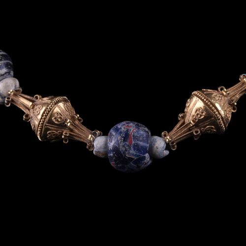 ROMAN GOLD AND MOSAIC BEADS NECKLACE 约。公元100-300年。

一条可爱的可佩戴的项链，由多颗玻璃珠组成，有Millef&hellip;