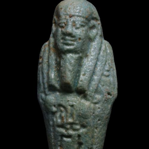 Null 古代埃及的信仰USHABTICa.公元前664-525年。 
一个古埃及殡葬雕像，木乃伊形状的身体和背柱站在一个小底板上。模特化的细节，戴着可见耳朵的&hellip;