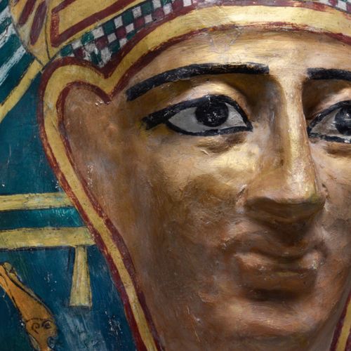 Null 托勒密时期，约。公元前332-30年。
这是一个具有永恒之美的古埃及纸盒面具，描绘的是戴着三方假发的死者，假发的花边轻轻地落在耳朵后面，直到胸部的位置&hellip;