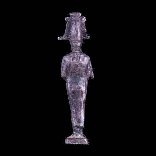 Null 古代埃及银质OSIRIS架上晚期，第26王朝，约。公元前664-525年。 
一件奥西里斯的银质雕像，头戴阿特夫冠，两侧有鸵鸟羽毛，正面装饰有一条乌拉&hellip;
