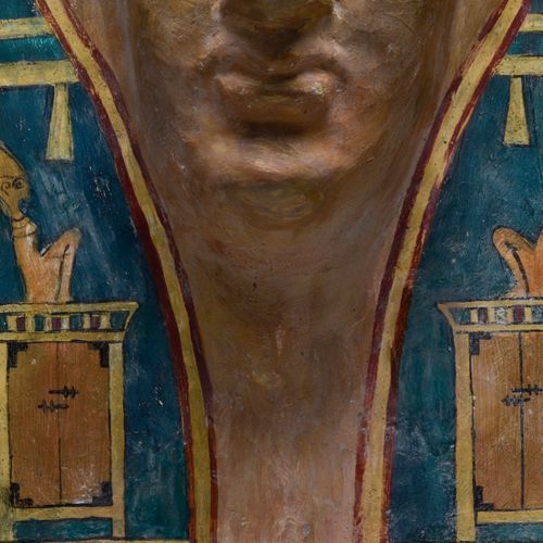 Null 托勒密时期，约。公元前332-30年。
这是一个具有永恒之美的古埃及纸盒面具，描绘的是戴着三方假发的死者，假发的花边轻轻地落在耳朵后面，直到胸部的位置&hellip;