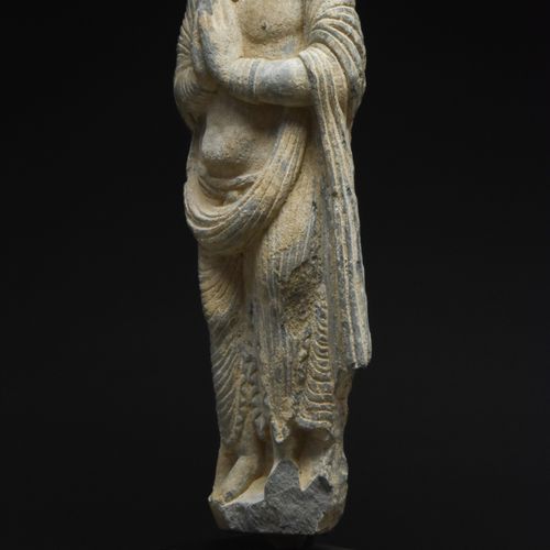 Null GANDHARAN SCHIST的BODHISATTVA ANJALI MUDRACa雕像。公元200-300年。 
这是贵霜艺术的一个杰出范例，灰色&hellip;