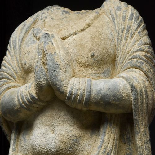 Null GANDHARAN SCHIST的BODHISATTVA ANJALI MUDRACa雕像。公元200-300年。 
这是贵霜艺术的一个杰出范例，灰色&hellip;
