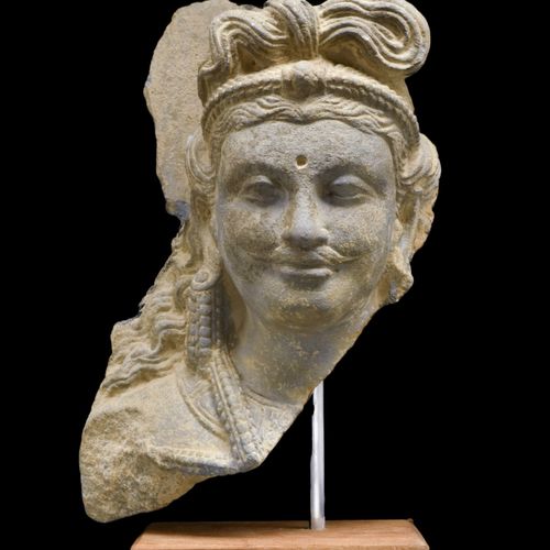 Null TÊTE DE GANDHARAN SCHIST DE BODHISATTVACa. 200-300 AD. 
Richement sculptée &hellip;