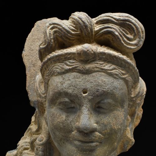 Null GANDHARAN SCHIST的BODHISATTVAC头像a。公元200-300年。 
灰色片岩雕刻，结合了希腊古典风格的自然主义和亚洲佛教艺术的&hellip;