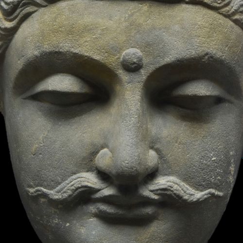 Null GANDHARAN SCHIST的佛教徒头像a。公元100-300年。 
一个片岩石佛头。他被描绘成波浪形的头发，在头带上方打了一个发髻。他的脸部特征&hellip;