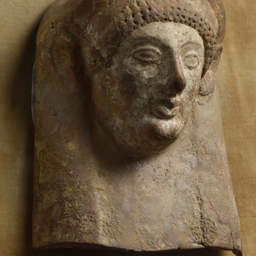 Null 希腊TERRACOTTA的神像。公元前600-500年。 
一件陶器原型，描绘了一个可爱的女神面容，五官精致，戴着装饰性头饰。半身像是一种通过将薄薄的&hellip;