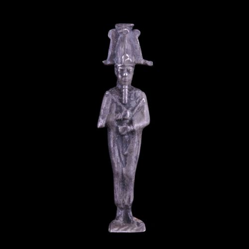 Null 古代埃及银质OSIRIS架上晚期，第26王朝，约。公元前664-525年。 
一件奥西里斯的银质雕像，头戴阿特夫冠，两侧有鸵鸟羽毛，正面装饰有一条乌拉&hellip;