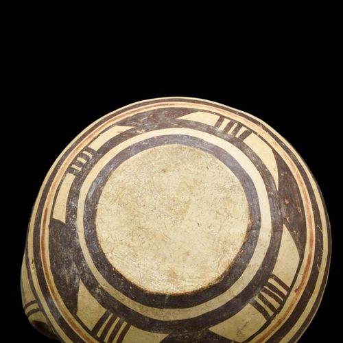 Null 古代希腊APULIAN DAUNIAN陶器KYATHOS VESSEL约。公元前350年。 
一个可爱的Daunian kyathos，球状的器身渐渐&hellip;