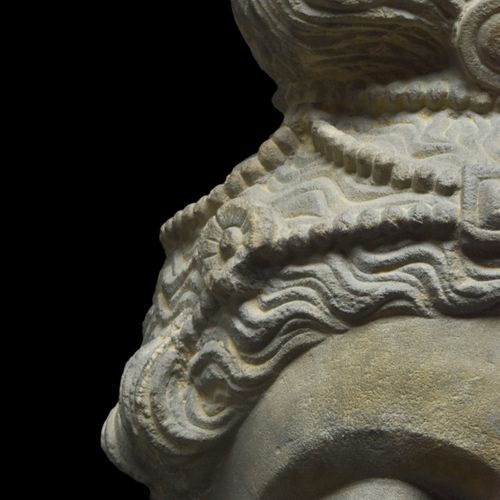 Null GANDHARAN SCHIST的佛教徒头像a。公元100-300年。 
一个片岩石佛头。他被描绘成波浪形的头发，在头带上方打了一个发髻。他的脸部特征&hellip;