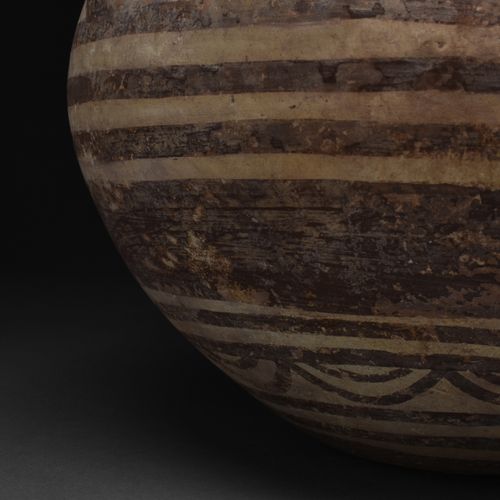 HUGE DAUNIAN POTTERY VESSEL WITH HANDLES 约。公元前二千年。 
一个巨大的陶器，其特点是下半身几乎呈球形，底部略为扁平。&hellip;