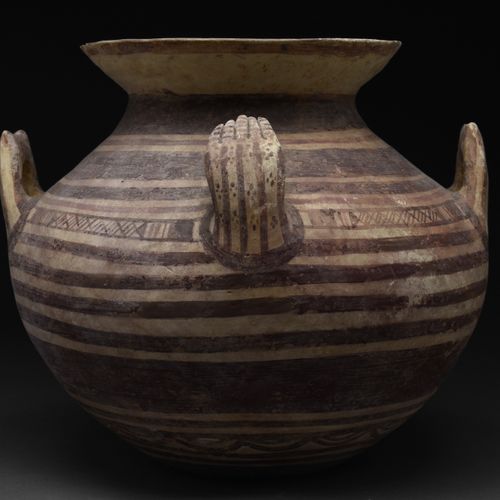 HUGE DAUNIAN POTTERY VESSEL WITH HANDLES 约。公元前二千年。 
一个巨大的陶器，其特点是下半身几乎呈球形，底部略为扁平。&hellip;