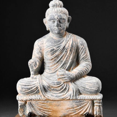 GANDHARAN SCHIST SEATED BUDDHA Ca. 200-300 D.C. 
Il Buddha seduto intagliato è u&hellip;