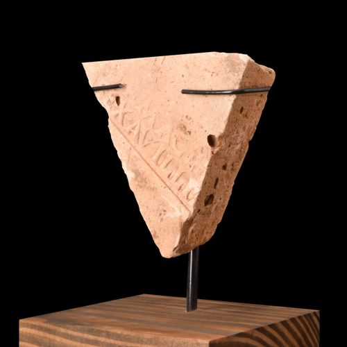 ROMAN TERRACOTTA BRICK WITH STAMP ON STAND Ca. 100-300 APR. 
Fragment de brique &hellip;