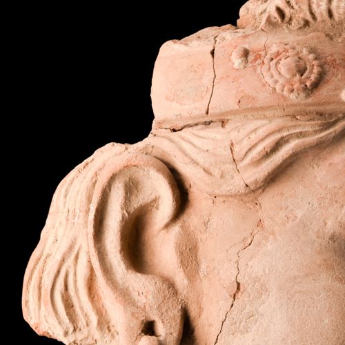 GANDHARAN TERRACOTTA HEAD OF A BODHISATTVA - TL TESTED 约。公元200-400年。 
一个造型精美的菩萨头&hellip;